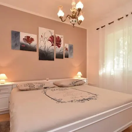 Lana Villa Crivac