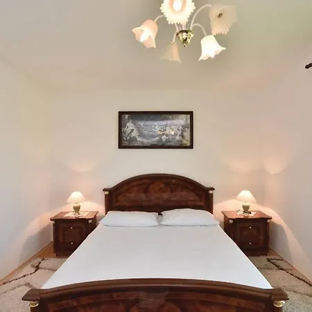 Lana Villa Crivac